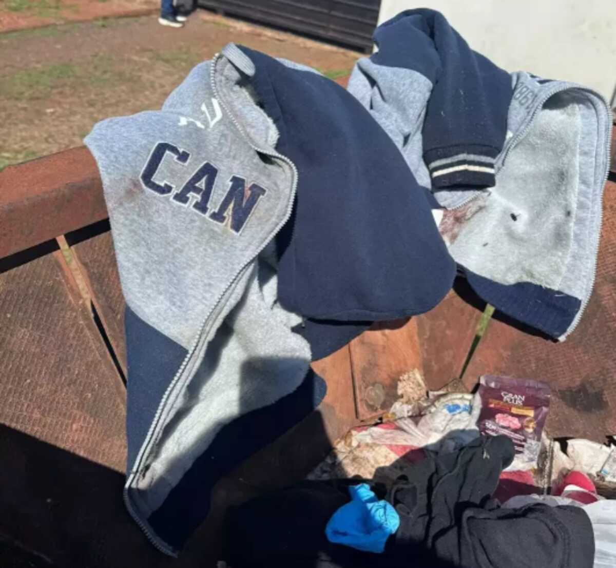 Bebê encontrado em lixeira era menino e estava enrolado em casaco