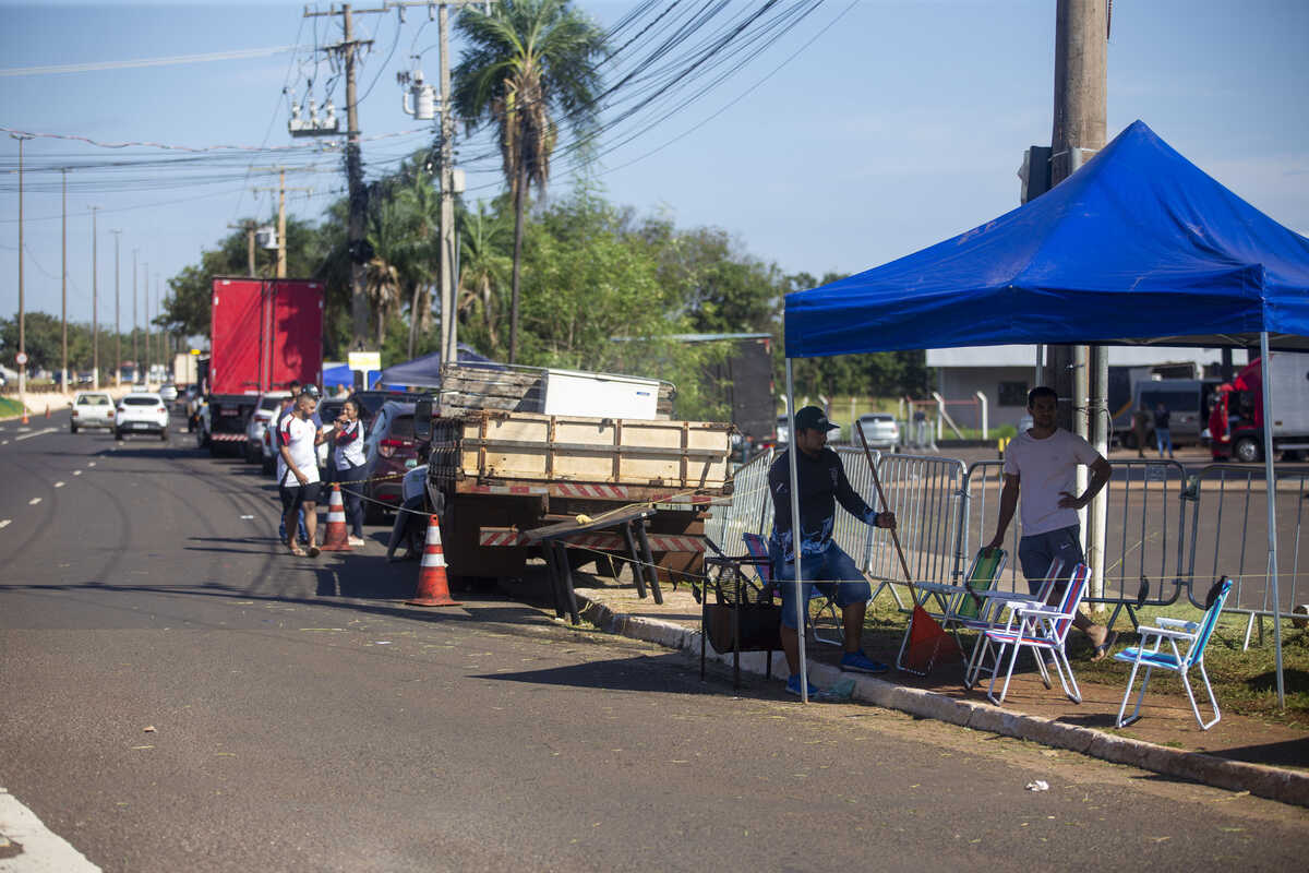 Ambulantes acampam 24 horas antes de show em posto de gasolina