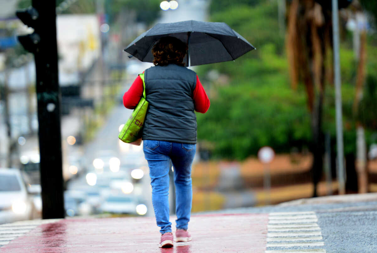 Frente fria avança e traz chuva com alerta de tempestade para MS