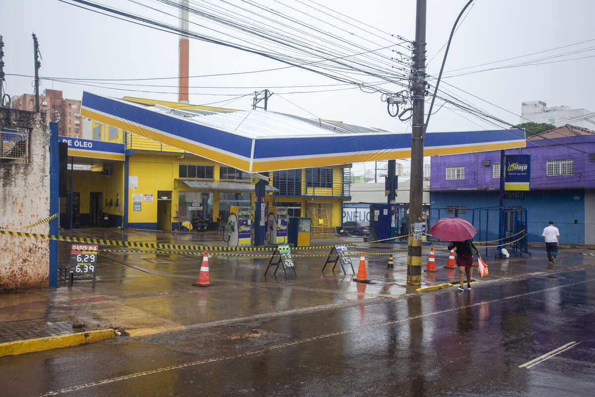 Posto de combustíveis é interditado após teto ceder parcialmente durante chuva