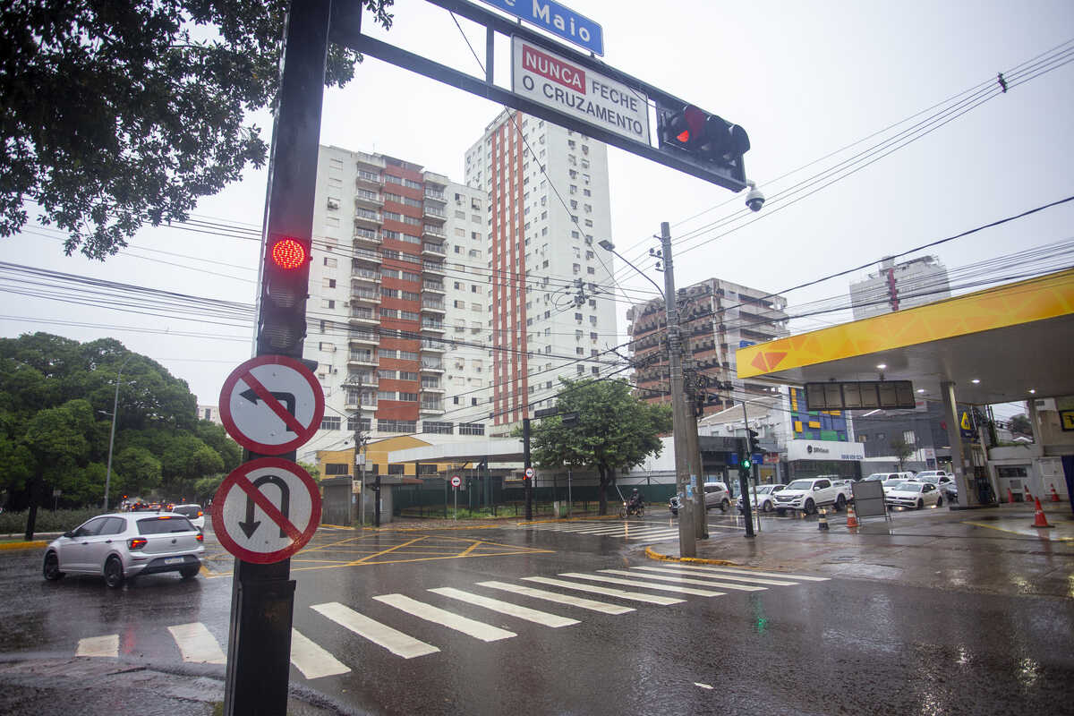 Multa para conversão à esquerda na Avenida Afonso Pena entra em vigor