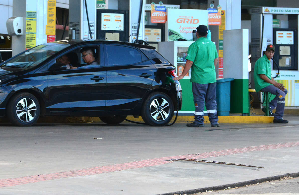 Com mistura de 32% gasolina ficará mais barata e haverá autossuficiência, diz ministro