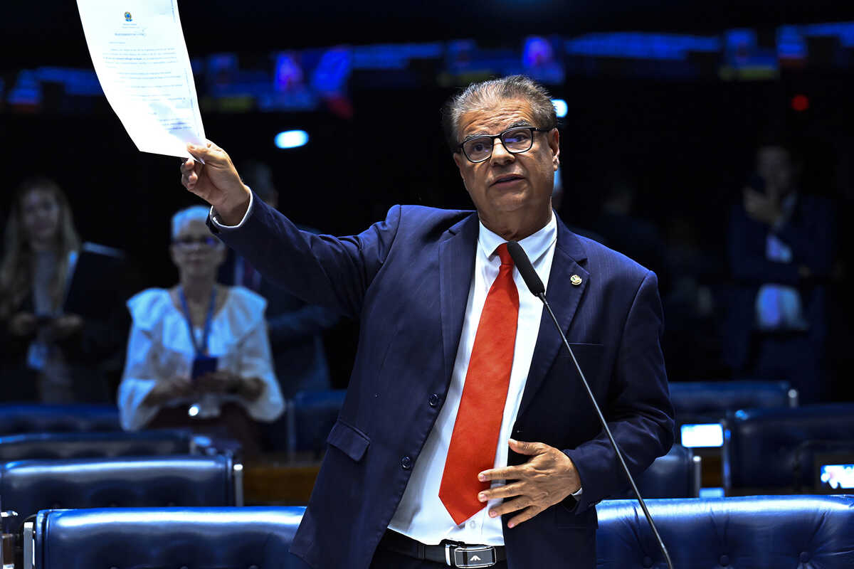 Nelsinho reage a ofensas de conselheiro de Trump e propõe declará-lo persona non grata