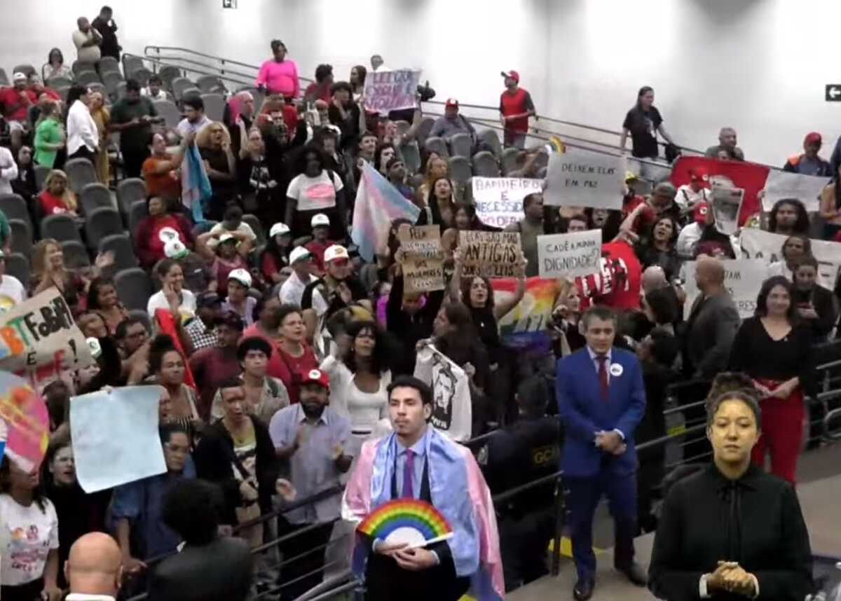 Sessão na Câmara é marcada por protesto contra lei que proíbe trans em banheiro feminino