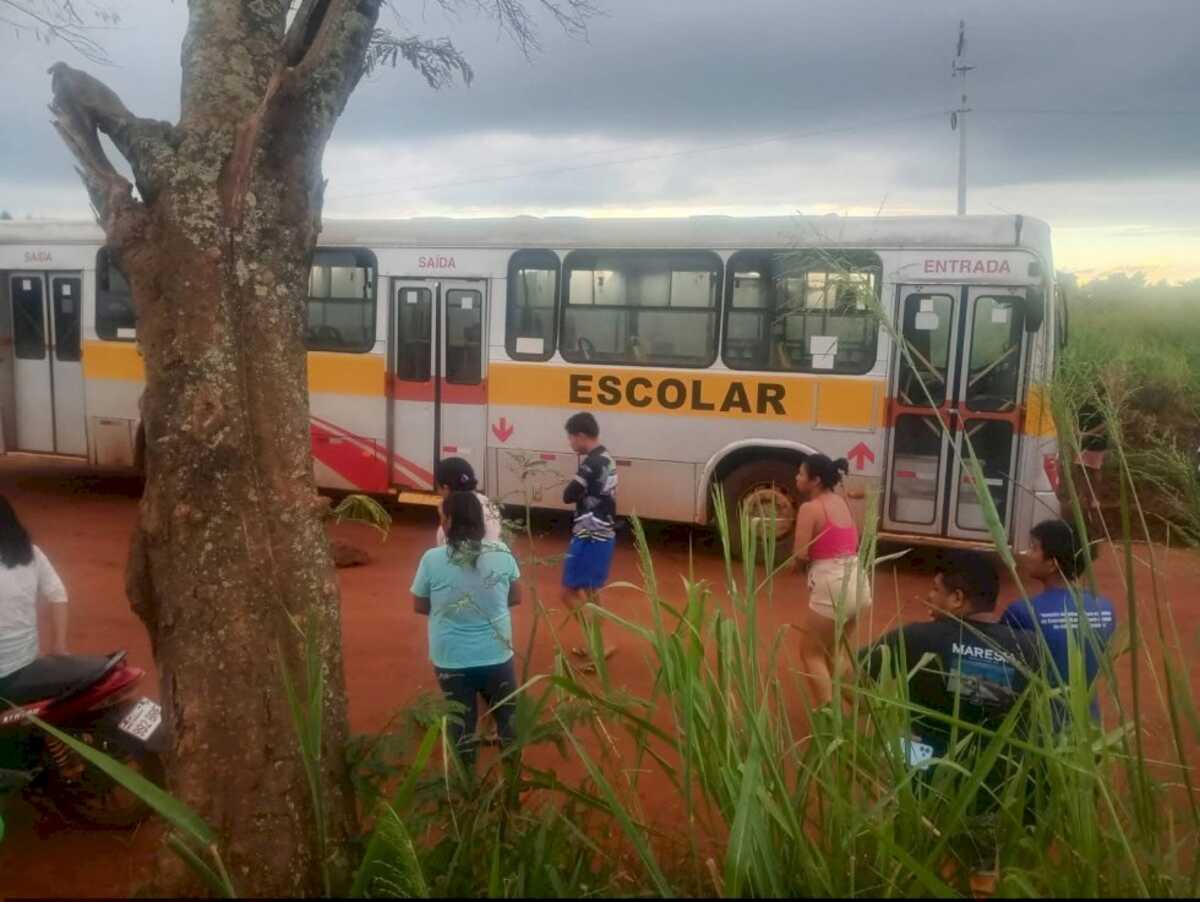 Menino de 7 anos morre atropelado por ônibus ao descer de transporte escolar em MS