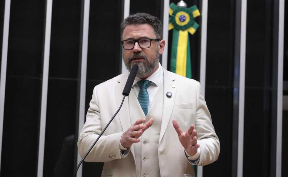 Pollon retira apoio à escala 6x1 e resgata projeto que dobra tempo de férias anuais