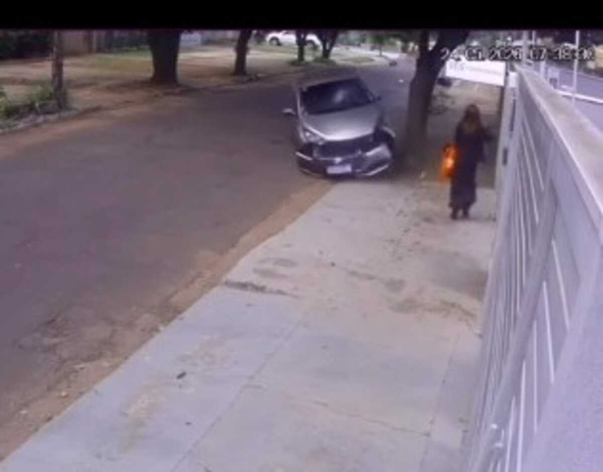 Mulher escapa por segundos de carro desgovernado que invadiu calçada em Campo Grande