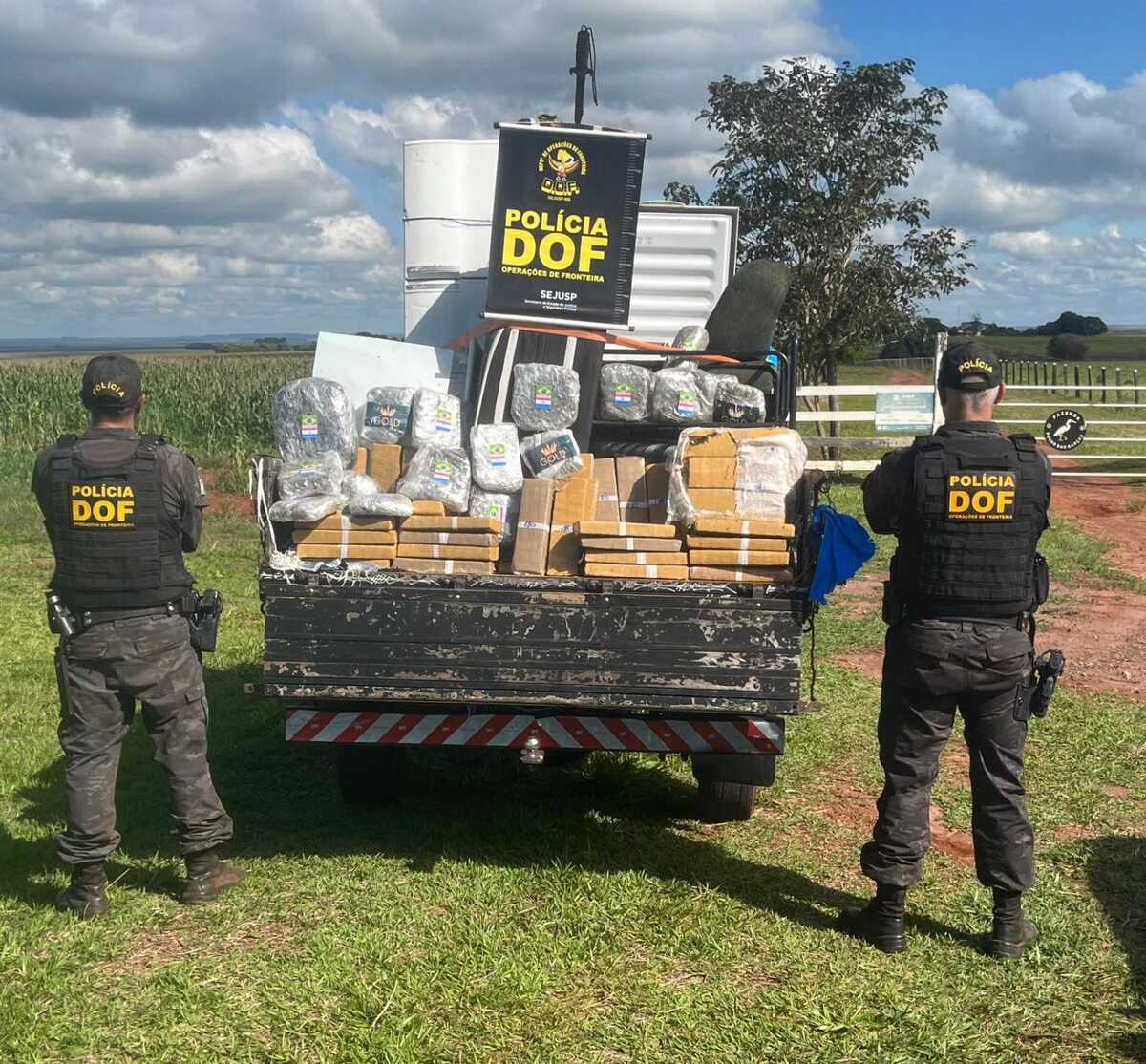 DOF apreende mais de meia tonelada de drogas em caminhão de mudança