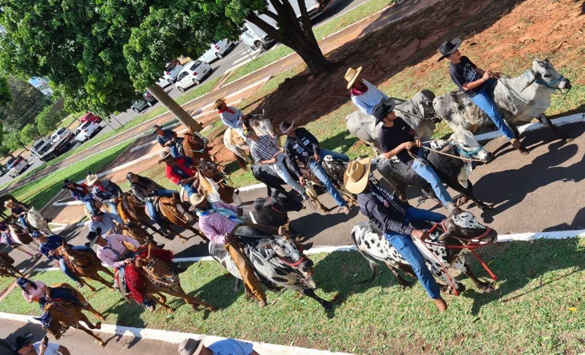 Evento reúne cavalgada, provas de laço, esportes de aventura, shows e competidores de 14 estados