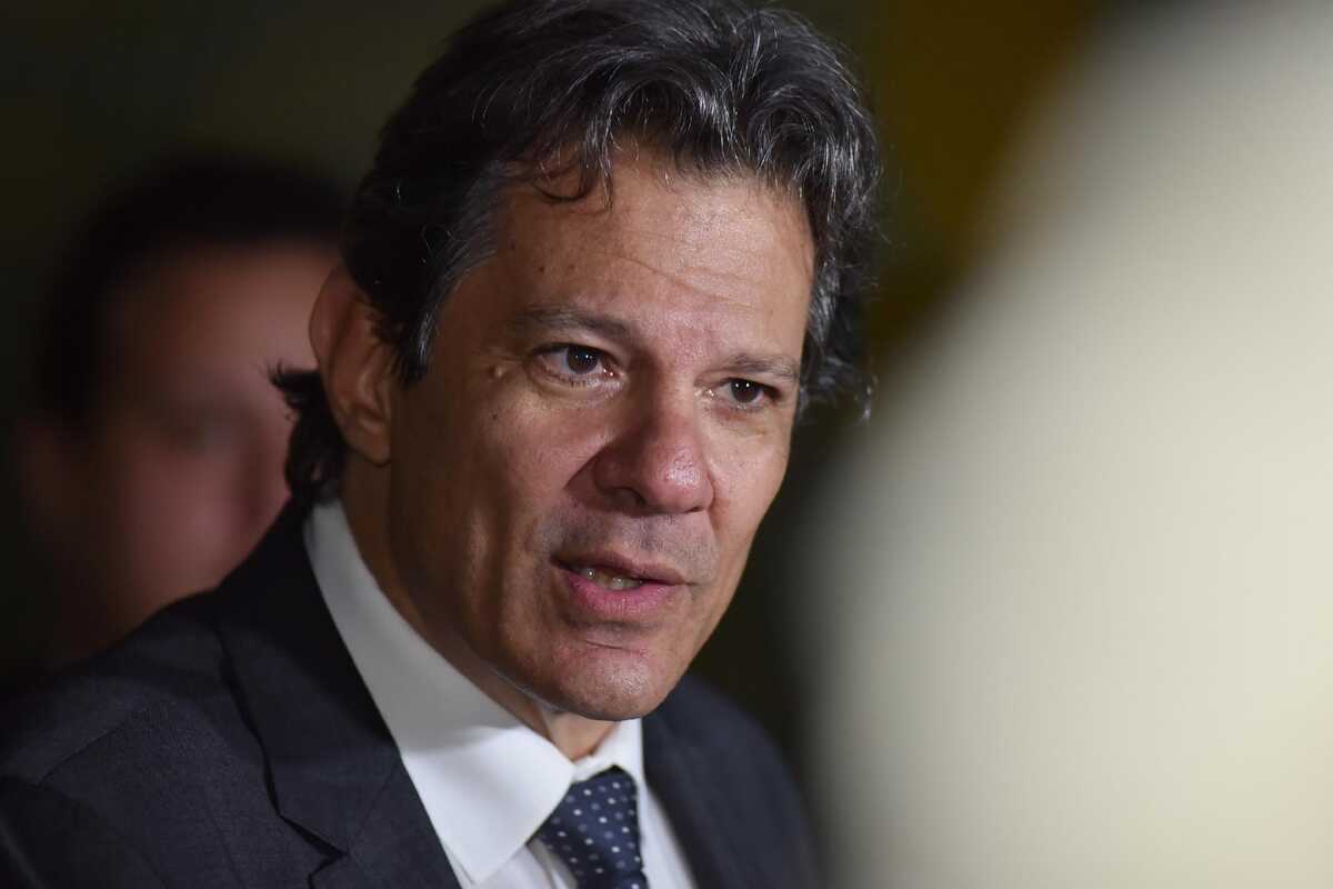 Quem supervisiona banco e tem dever de olhar o que está acontecendo é o BC, diz Haddad