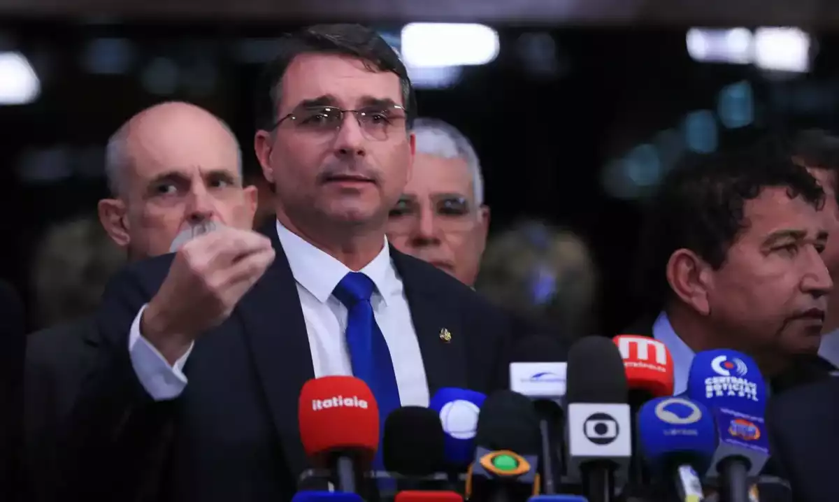 Rejeição a Flávio Bolsonaro sobe para 56%; rejeição a Lula segue em 53%