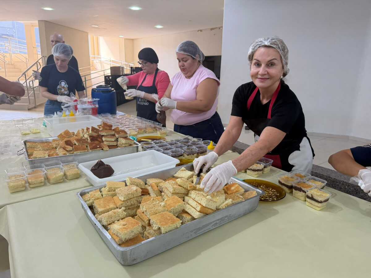 Cem fiéis estão 'com a mão na massa' para confeccionar bolo de Santo Antônio