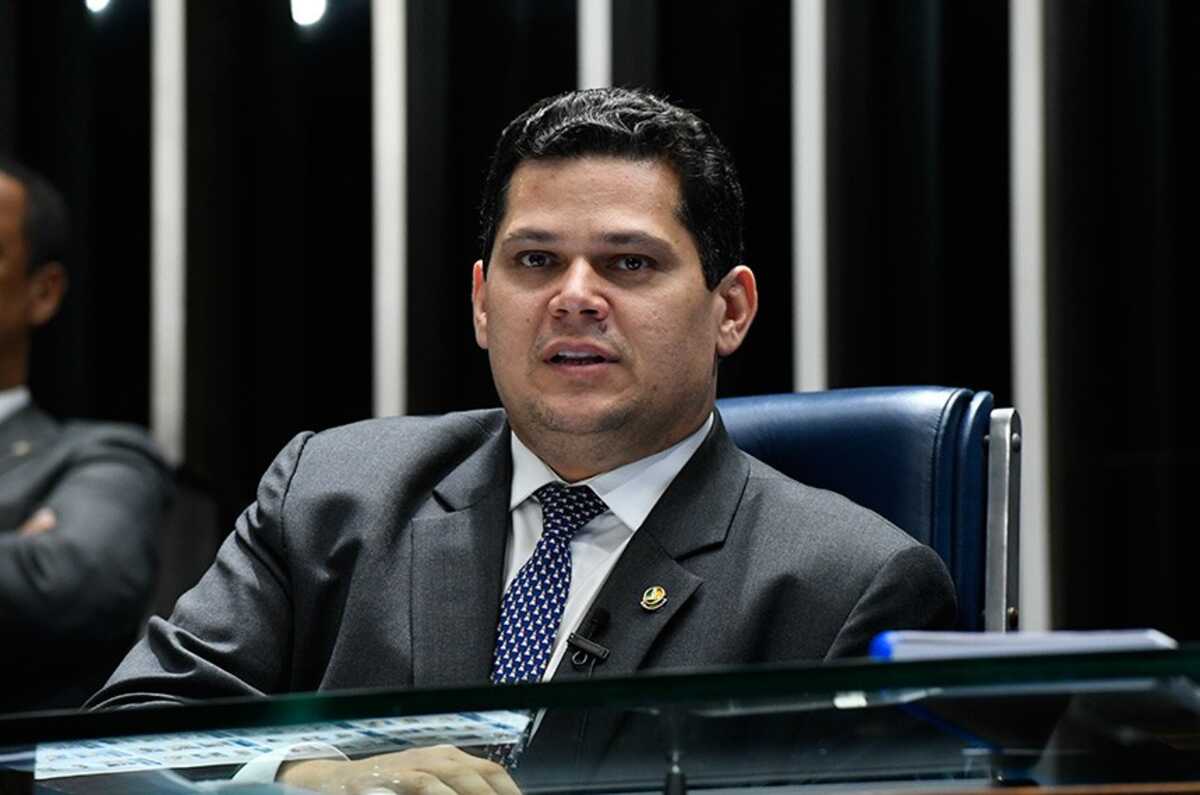 Alcolumbre trava tramitação da PEC do fim da 6x1 no Senado