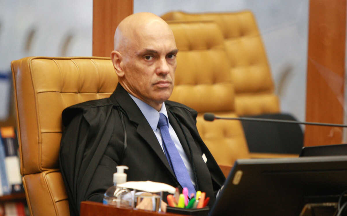 Moraes autoriza que Flávio, netas e nora visitem Bolsonaro