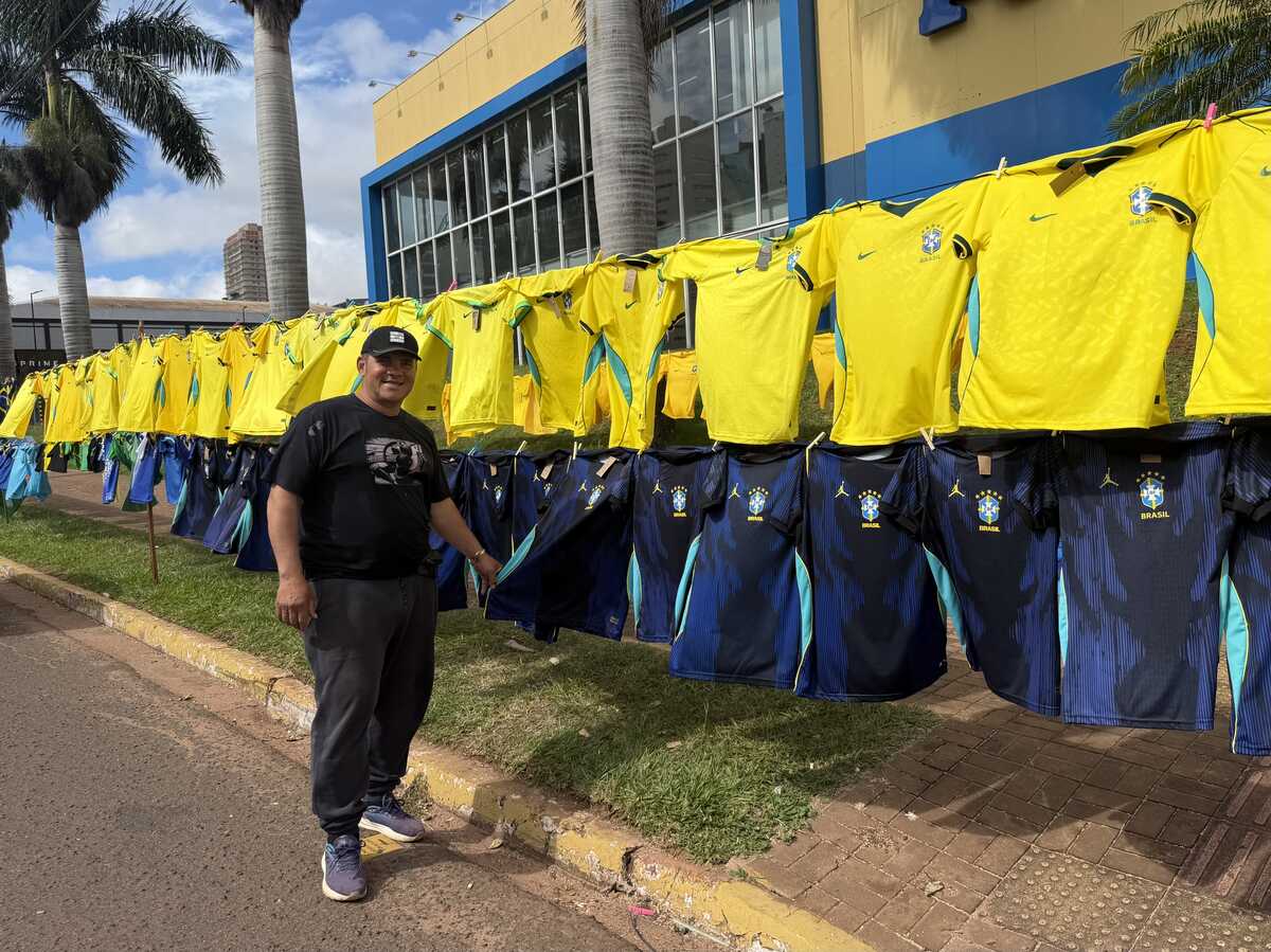 Ambulantes aproveitam jogo do Brasil para faturar com venda de blusas e bandeiras