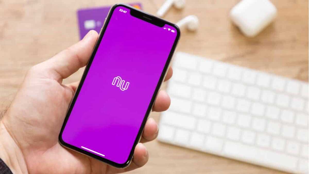 Nubank diz que 'erro operacional' causou envio indevido de mensagens sobre fechamento do banco