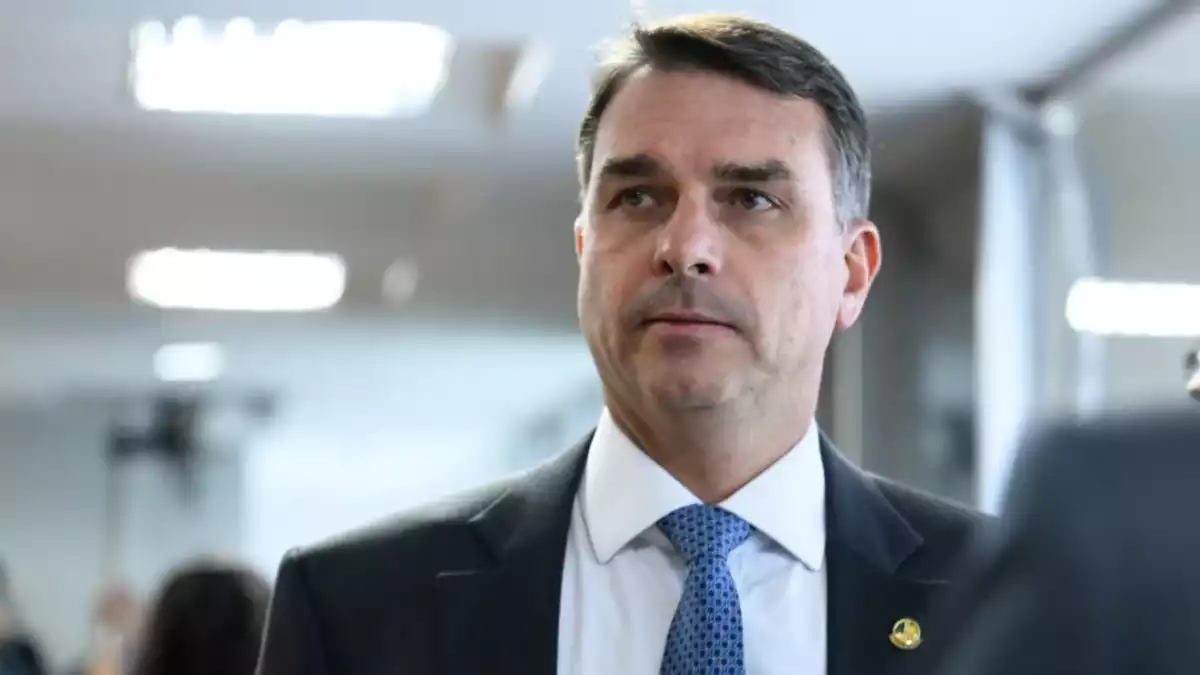 Relacionamento com a imprensa foi um dos problemas do governo Bolsonaro, diz Flávio