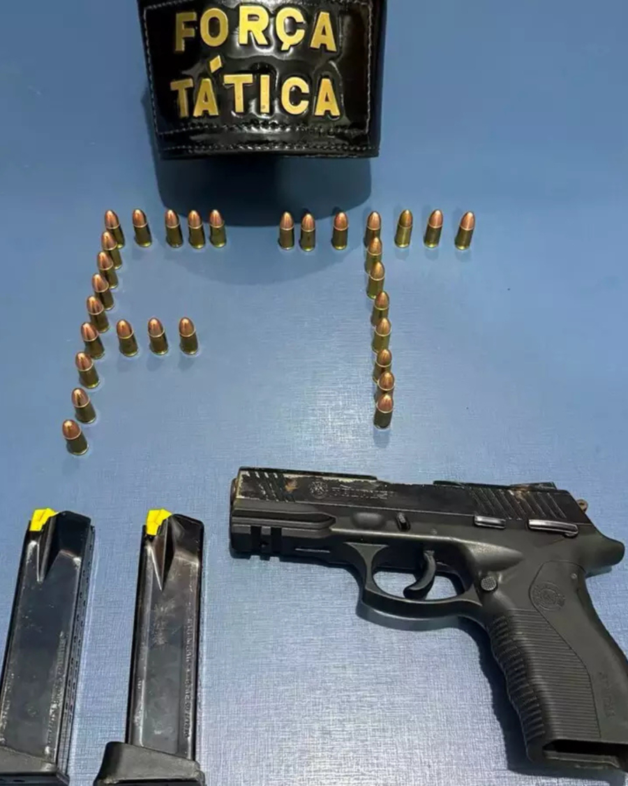 Na mira do Comando Vermelho, dupla é presa com pistola e 30 munições