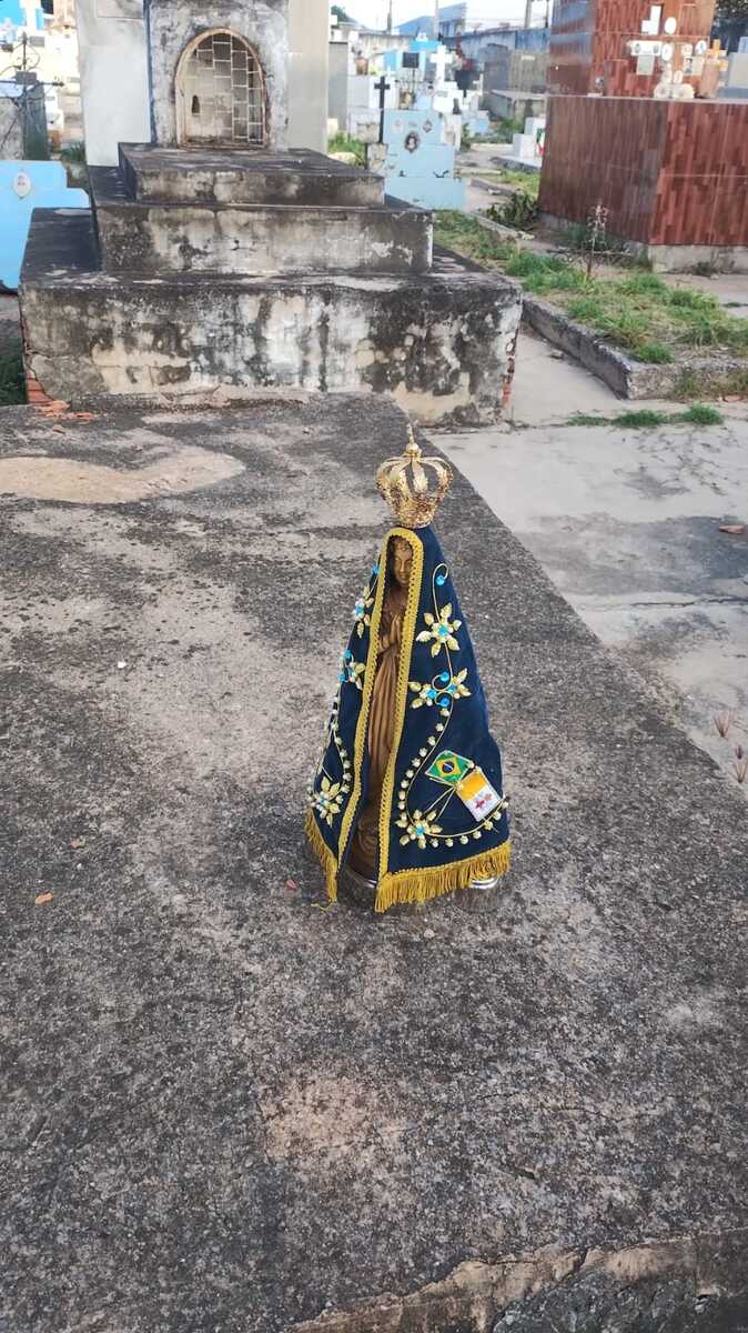 Ladrão rouba imagem de Nossa Senhora Aparecida e esconde no cemitério
