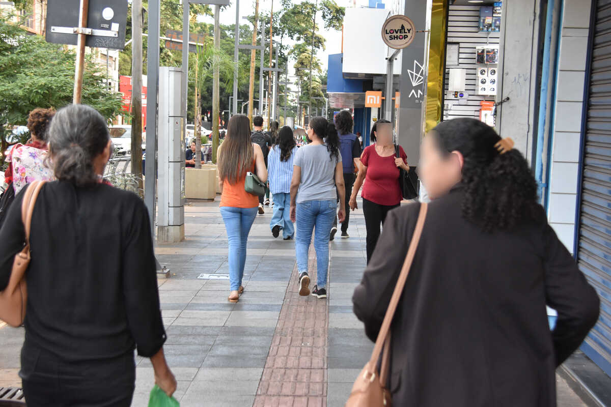56% votam em candidato a favor do fim da taxa blusinhas, mostra pesquisa