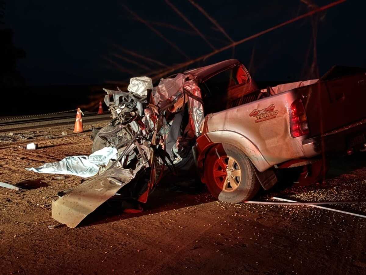 Motorista morre após colisão entre Hilux e bitrem na MS-141