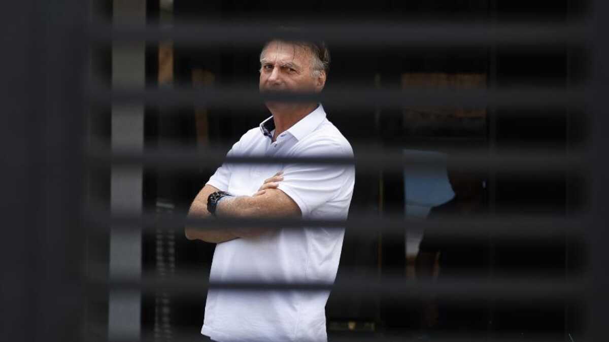 Defesa de Bolsonaro nega 'falta grave' em apreensão de arma e pede manutenção da domiciliar