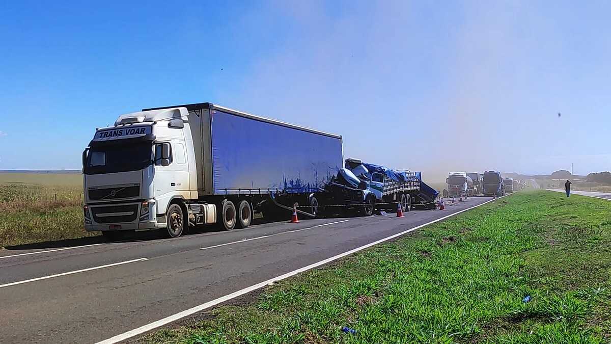 Motorista morre em colisão entre duas carretas na BR-163 em MS