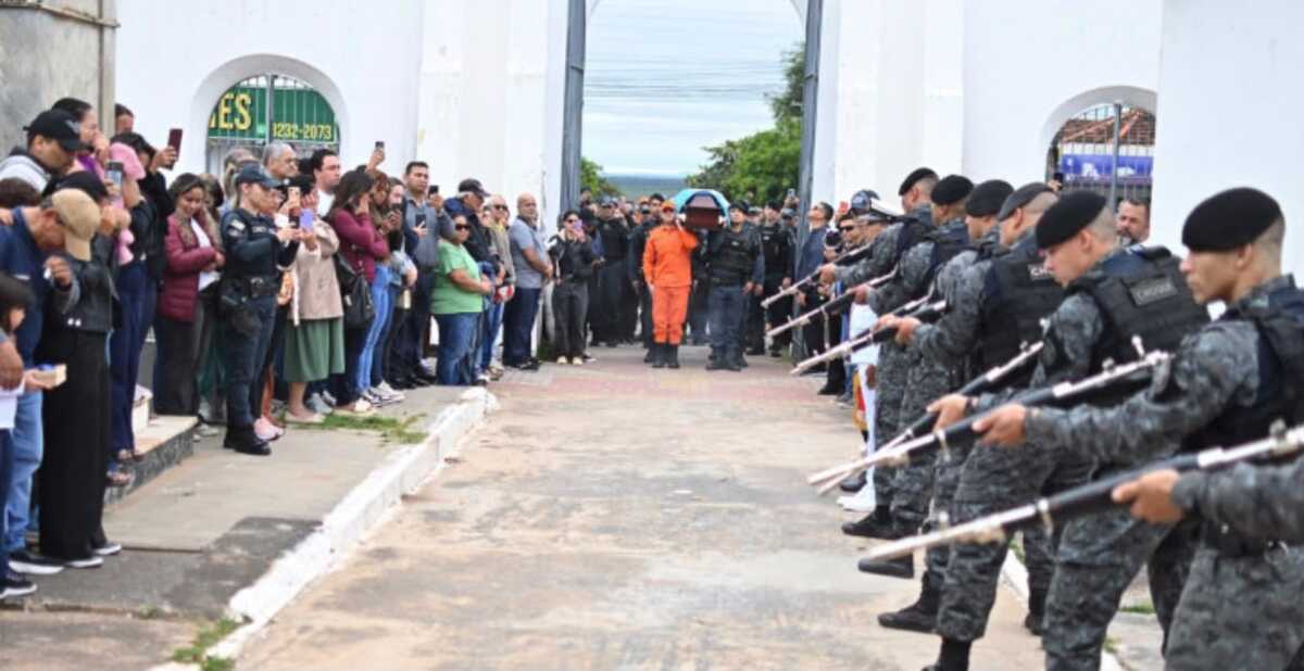 PM morto em confronto é sepultado com honra militar e cortejo de helicóptero