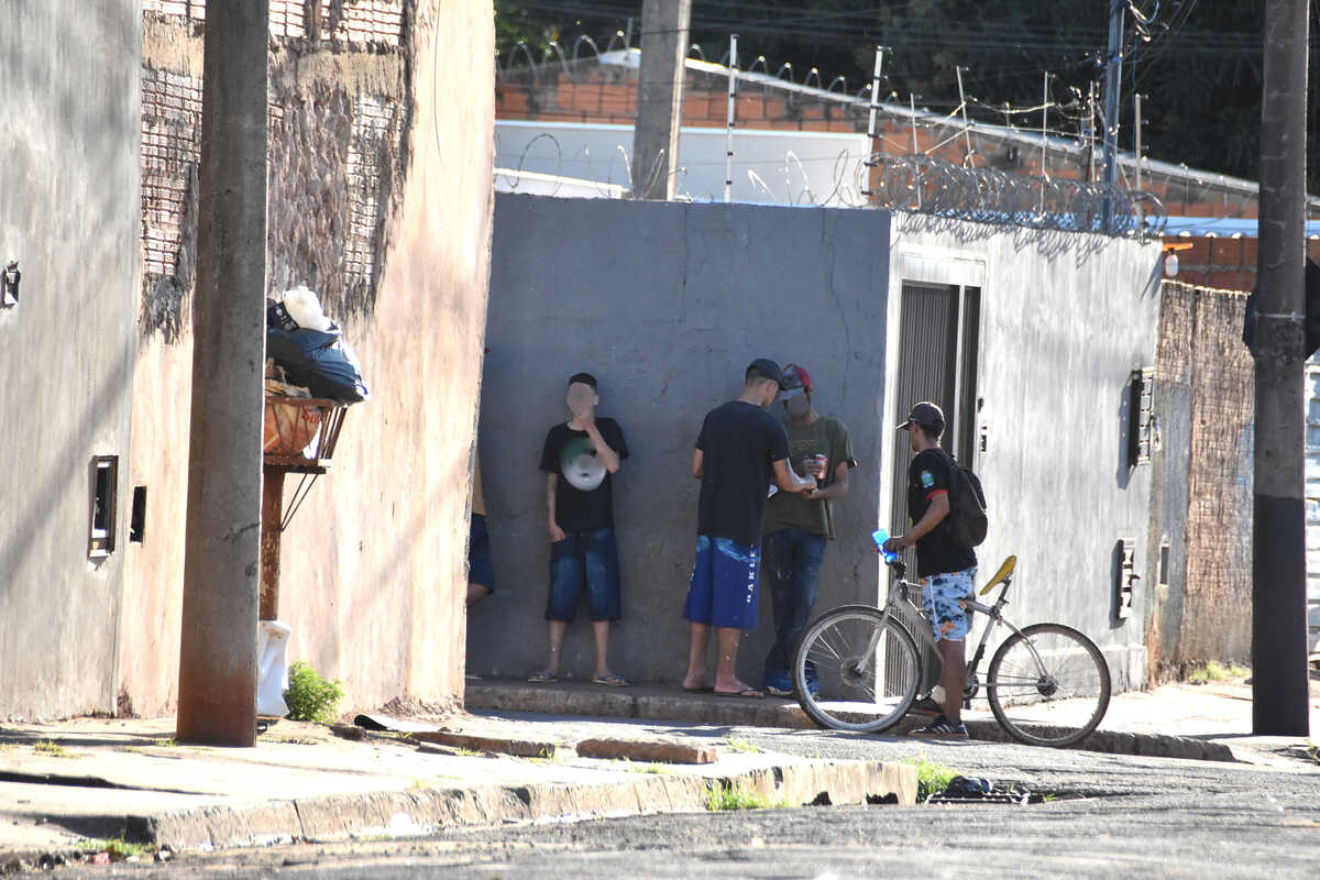 Boca de fumo tem movimento à luz do dia na "cracolândia" da Capital