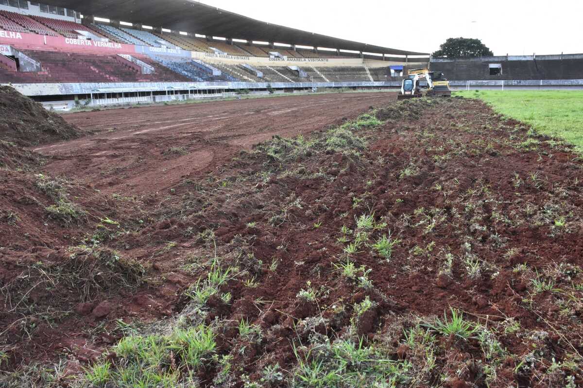 Após quatro anos sem jogos, Morenão inicia revitalização do gramado