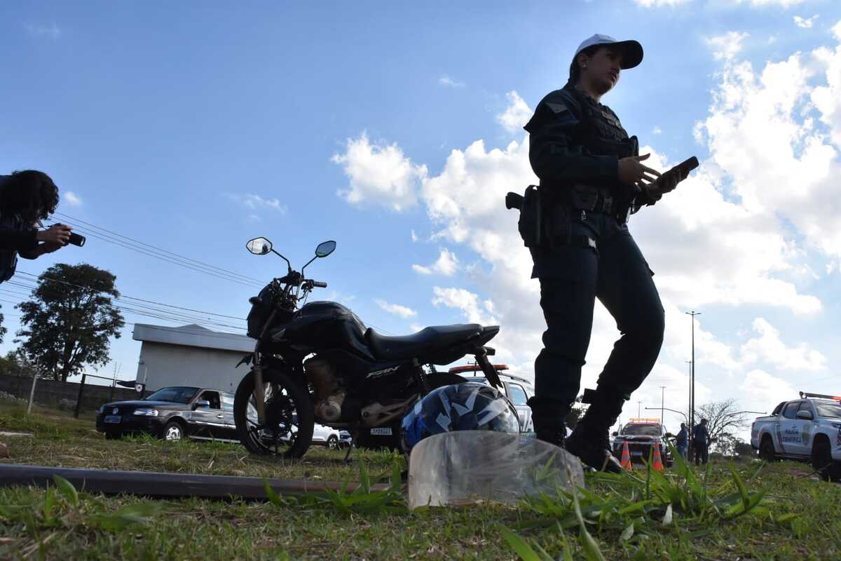 Motociclista sofre ferimentos graves ao atingir carro em local semaforizado