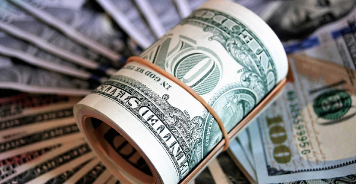 Dólar tem leve recuo com real 'protegido' por ganhos com petróleo