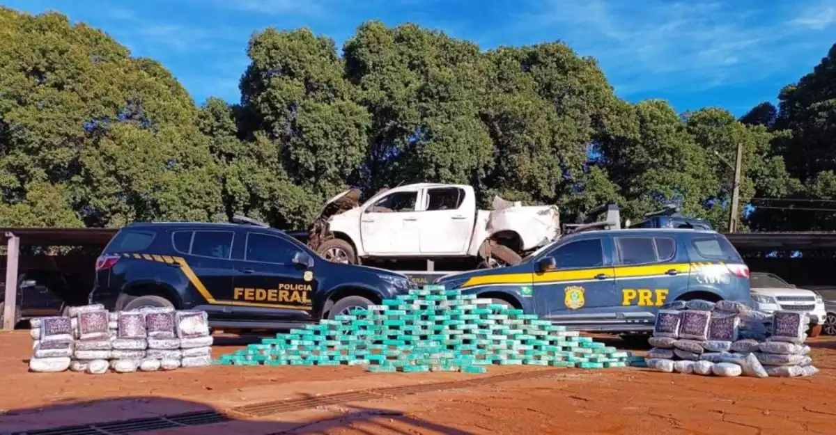Perseguição termina com Hilux capotada e apreensão de 274 kg de drogas em MS