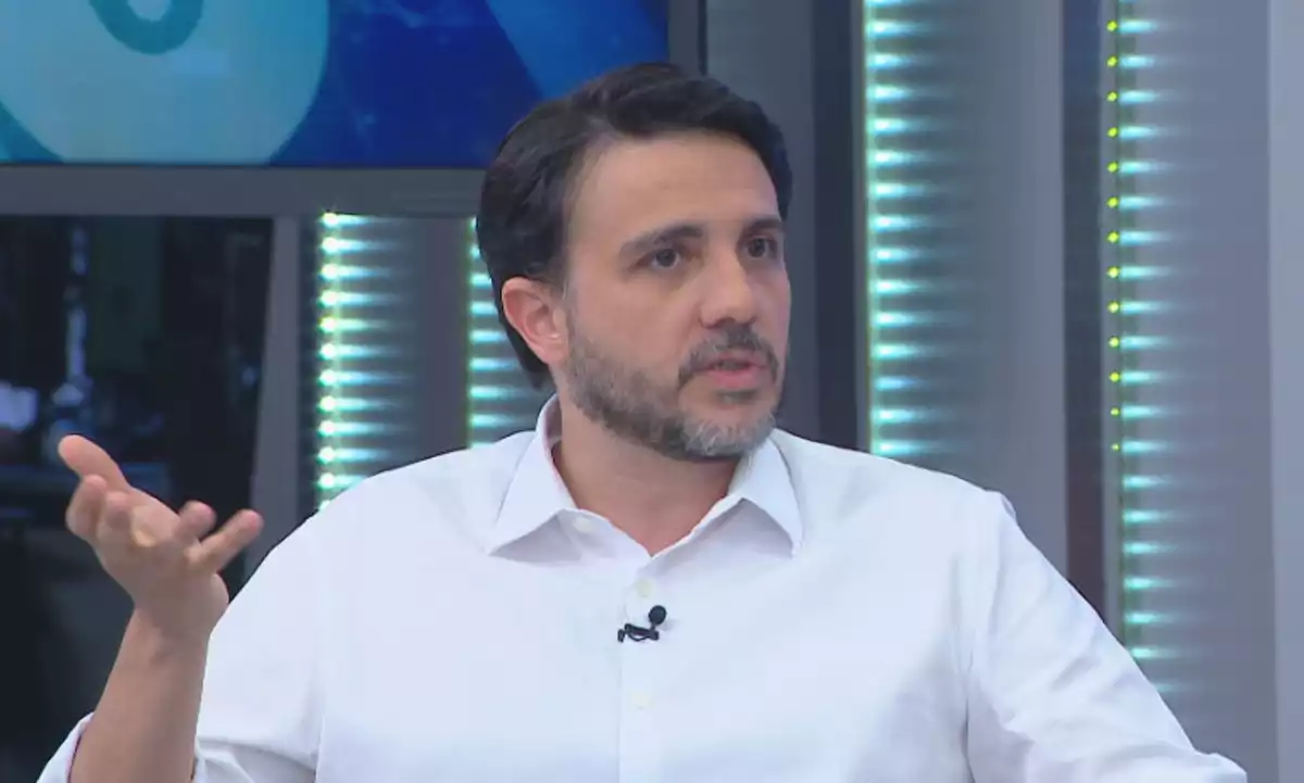 Renan Santos chama Flávio de 'criminoso': 'Está em Brasília para fazer negócios'