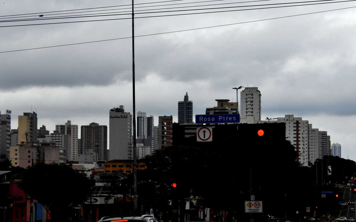 Tempo 'vira' e céu fechado anuncia chegada de chuva e frente fria em MS