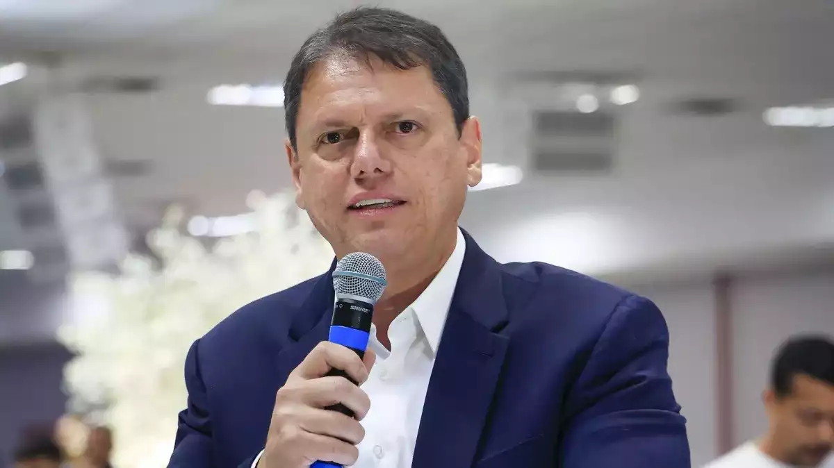 Tarcísio discorda de Flávio e diz confiar nas urnas eletrônicas
